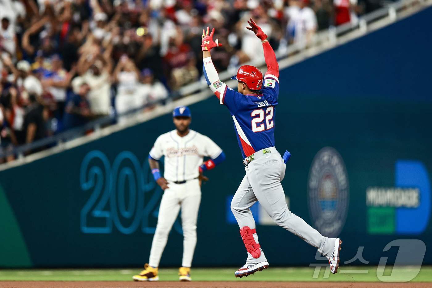 본문 이미지 - 도미니카공화국의 후안 소토가 12일(한국시간) 열린 베네수엘라와 2026 WBC 1라운드 D조 최종전에서 1회초 2점 홈런을 터뜨린 뒤 기뻐하고 있다. ⓒ AFP=뉴스1