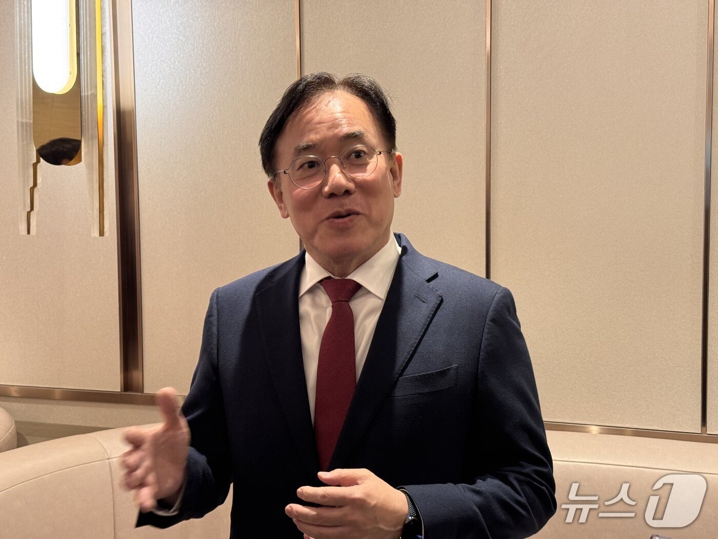 본문 이미지 - 정철동 LG디스플레이 사장이 12일 오전 서울 송파구 롯데호텔월드에서 열린 한국디스플레이산업협회 정기총회 전 기자들과 만나 질문에 답변하고 있다.