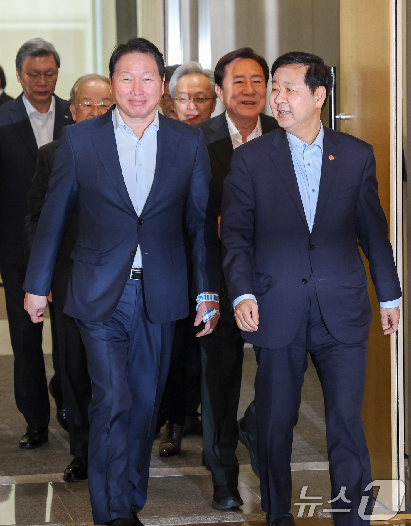 (서울=뉴스1) 안은나 기자 = 구윤철 경제부총리 겸 재정경제부 장관, 최태원 대한상공회의소 회장이 12일 서울 중구 대한상의에서 열린 '기업혁신 지원 민관협의체 킥오프 회의'에 …