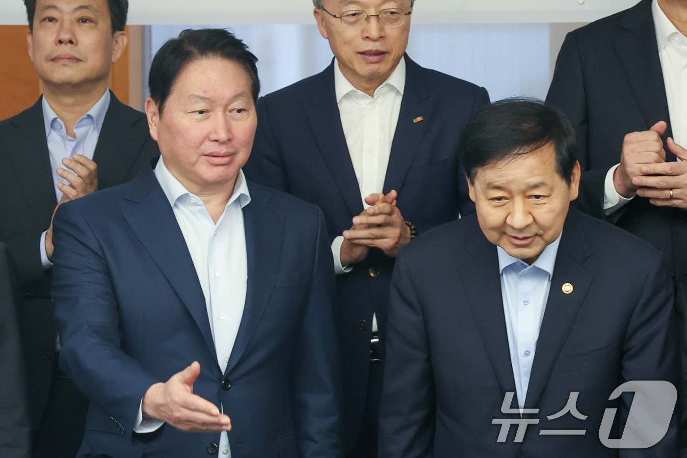 (서울=뉴스1) 안은나 기자 = 구윤철 경제부총리 겸 재정경제부 장관, 최태원 대한상공회의소 회장이 12일 서울 중구 대한상의에서 열린 '기업혁신 지원 민관협의체 킥오프 회의'에 …