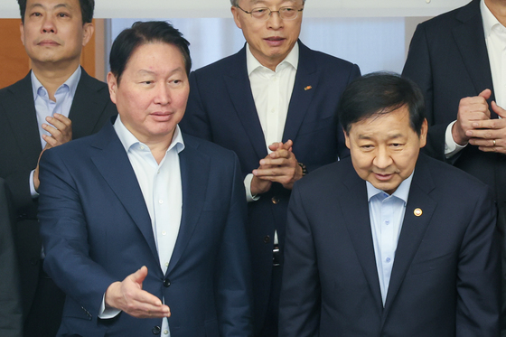 자리로 향하는 구윤철 부총리·최태원 회장