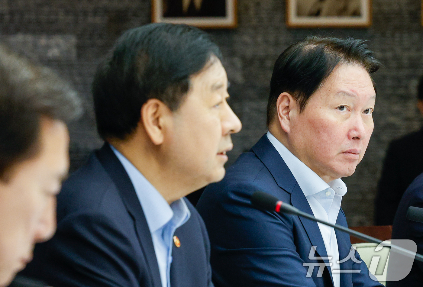 (서울=뉴스1) 안은나 기자 = 최태원 대한상공회의소 회장이 12일 서울 중구 대한상의에서 열린 '기업혁신 지원 민관협의체 킥오프 회의'에 참석해 구윤철 경제부총리 겸 재정경제부 …