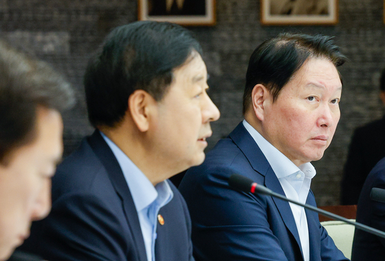 구윤철 부총리 발언듣는 최태원 회장