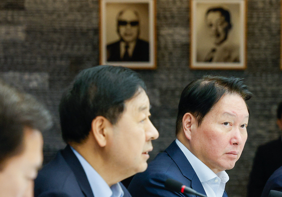 구윤철 부총리 발언듣는 최태원 회장