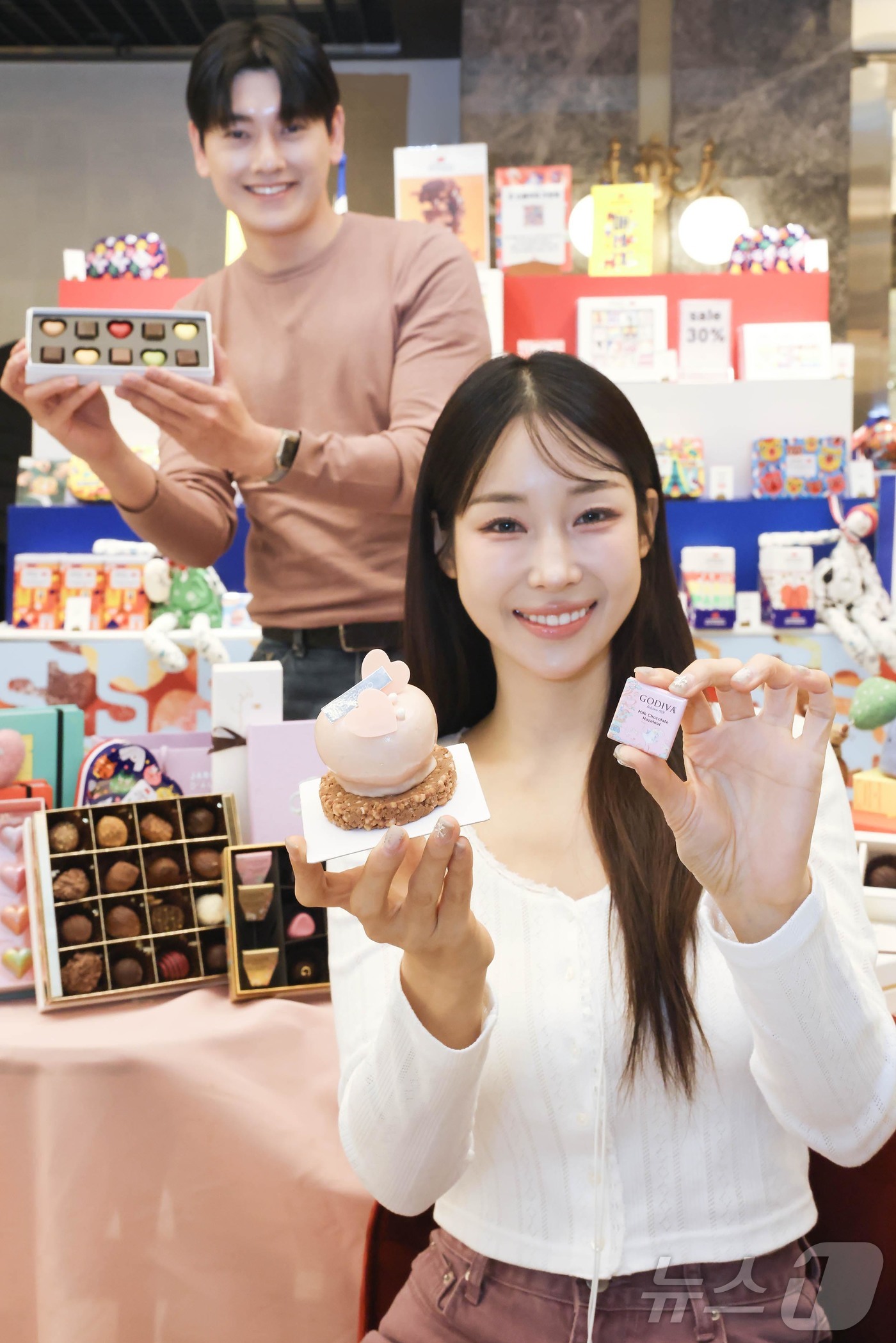 (서울=뉴스1) = 신세계백화점이 화이트데이를 맞이해 12일부터 오는 14일까지 강남점 지하1층 식품관 중앙행사장과 스위트파크에서 SNS에서 인기를 끌고 있는 디저트 브랜드들을 선 …