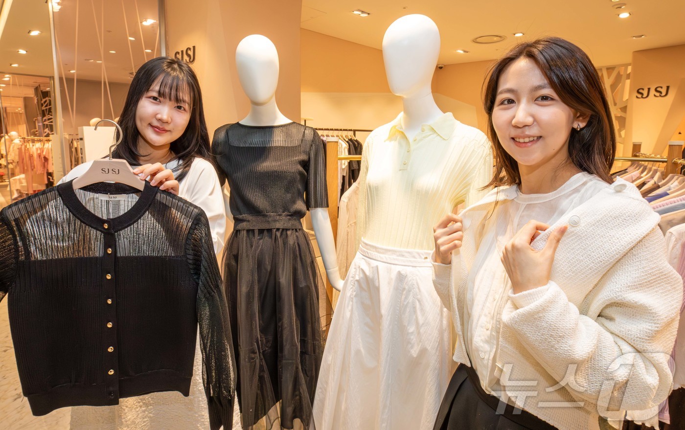 (서울=뉴스1) = 현대백화점그룹 계열 패션전문기업 한섬이 운영하는 여성 캐주얼 브랜드 ‘SJSJ’는 전국 SJSJ 매장 및 공식 온라인 스토어 더한섬닷컴에서 '세리머니 캡슐 컬렉 …