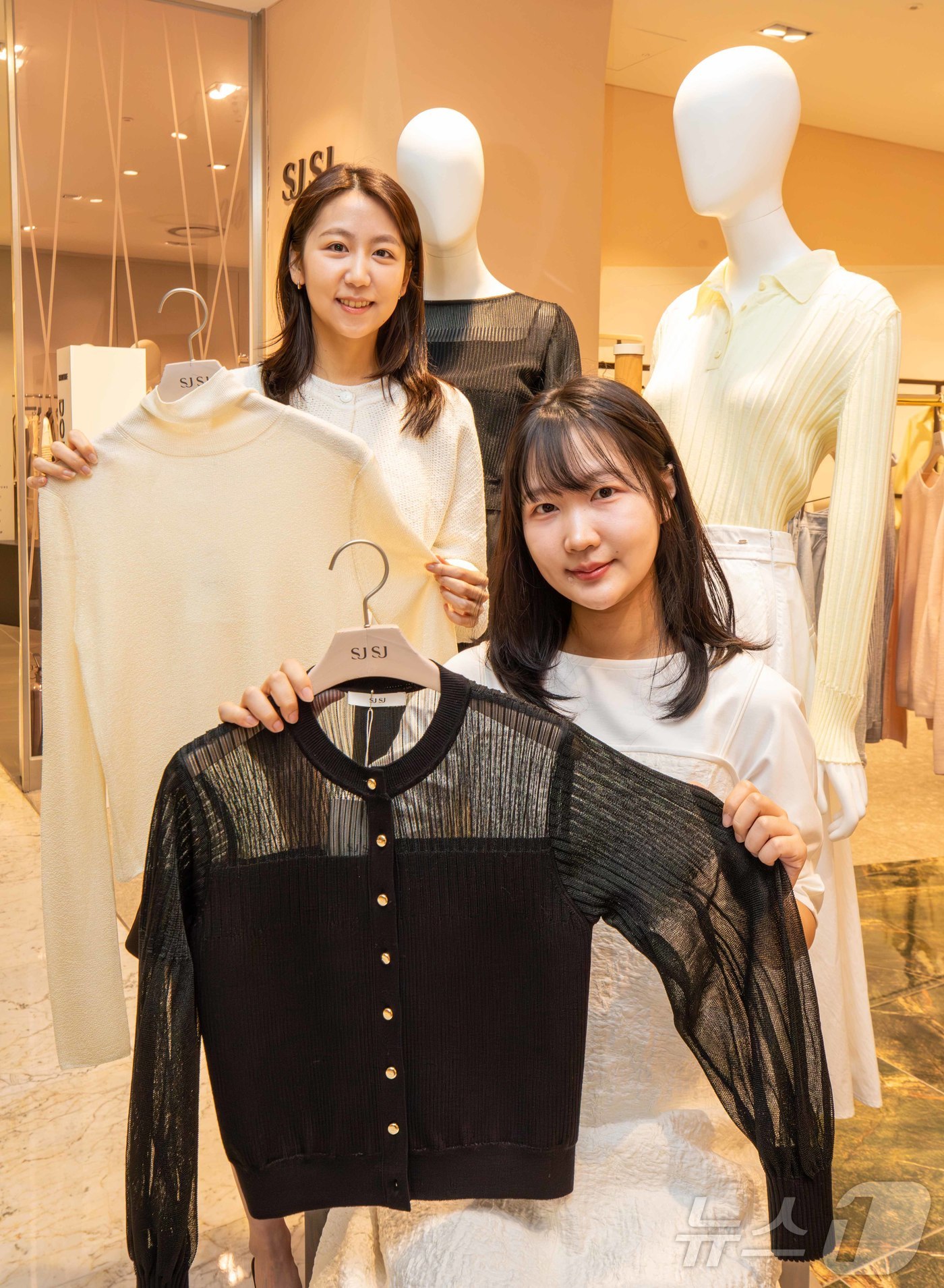 (서울=뉴스1) = 현대백화점그룹 계열 패션전문기업 한섬이 운영하는 여성 캐주얼 브랜드 ‘SJSJ’는 전국 SJSJ 매장 및 공식 온라인 스토어 더한섬닷컴에서 '세리머니 캡슐 컬렉 …