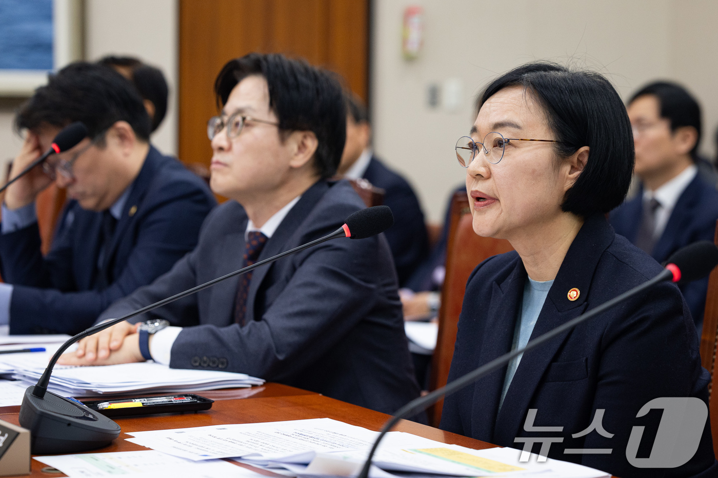 (서울=뉴스1) 유승관 기자 = 한성숙 중소벤처기업부 장관이 12일 서울 여의도 국회에서 열린 제433회 국회(임시회) 산업통상자원중소벤처기업위원회 제2차 전체회의에서 법안 관련 …