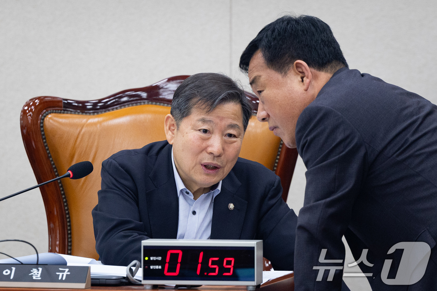 (서울=뉴스1) 유승관 기자 = 이철규 국회 산업통상자원중소벤처기업위원장과 박성민 국민의힘 간사가 12일 서울 여의도 국회에서 열린 제433회 국회(임시회) 산업통상자원중소벤처기업 …