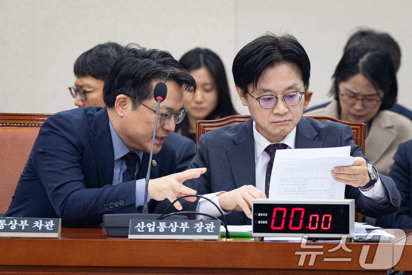 (서울=뉴스1) 유승관 기자 = 김정관 산업통상부 장관과 문신학 차관이 12일 서울 여의도 국회에서 열린 제433회 국회(임시회) 산업통상자원중소벤처기업위원회 제2차 전체회의에서 …