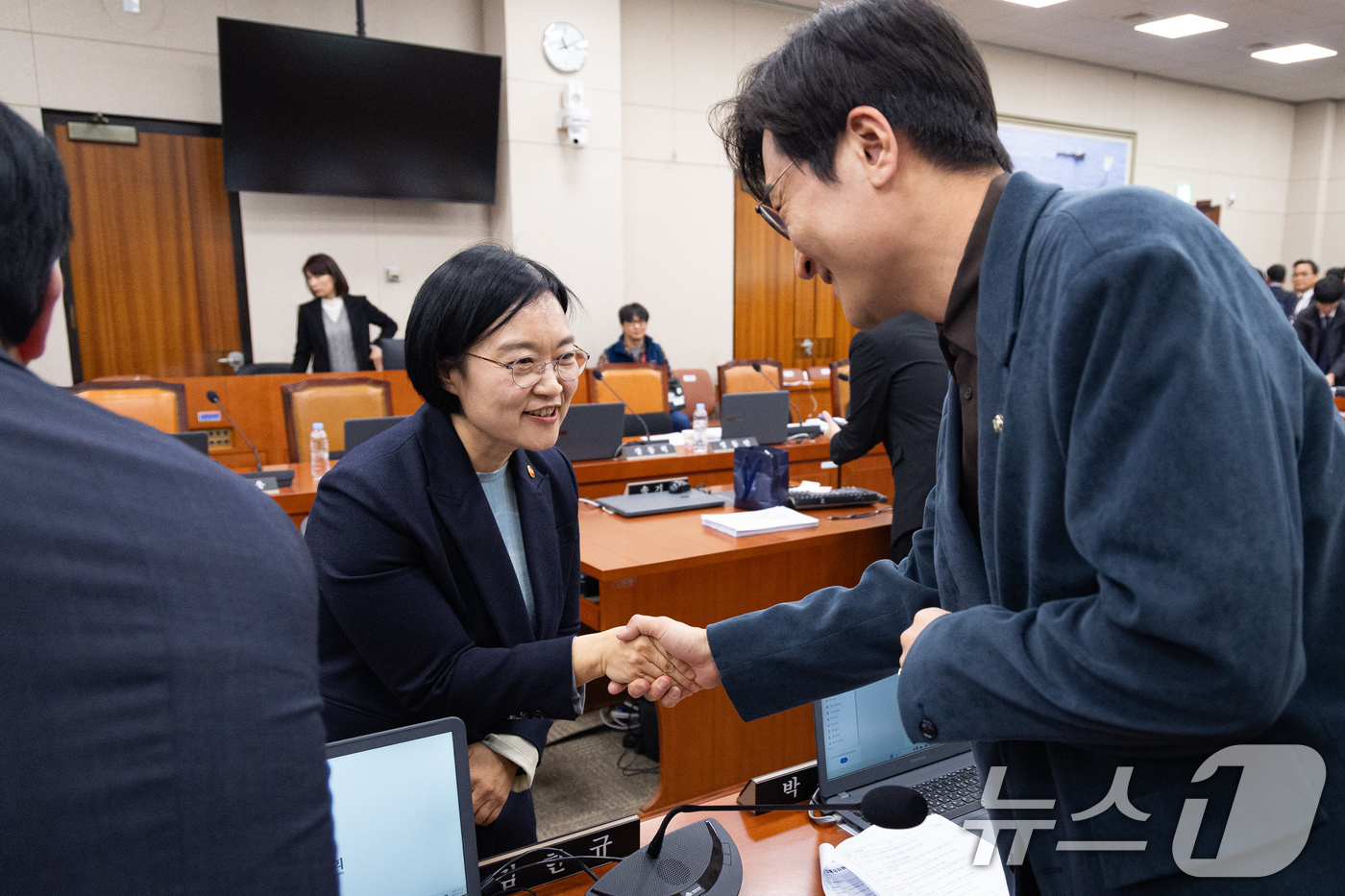 (서울=뉴스1) 유승관 기자 = 한성숙 중소벤처기업부 장관과 장철민 더불어민주당 의원이 12일 서울 여의도 국회에서 열린 제433회 국회(임시회) 산업통상자원중소벤처기업위원회 제2 …