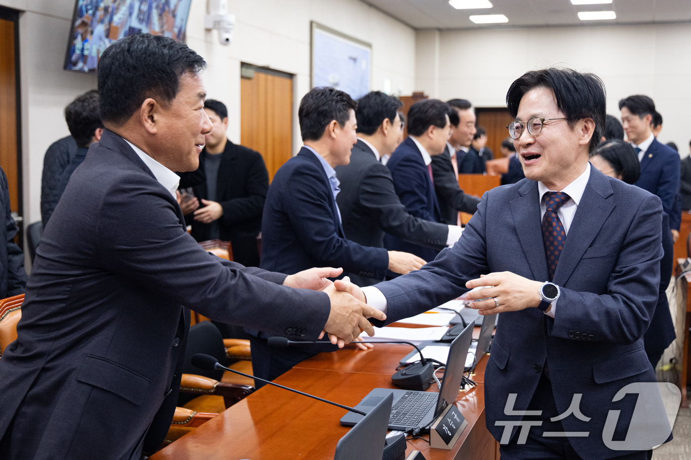 (서울=뉴스1) 유승관 기자 = 김정관 산업통상부 장관이 12일 서울 여의도 국회에서 열린 제433회 국회(임시회) 산업통상자원중소벤처기업위원회 제2차 전체회의 산회 후 박성민 국 …