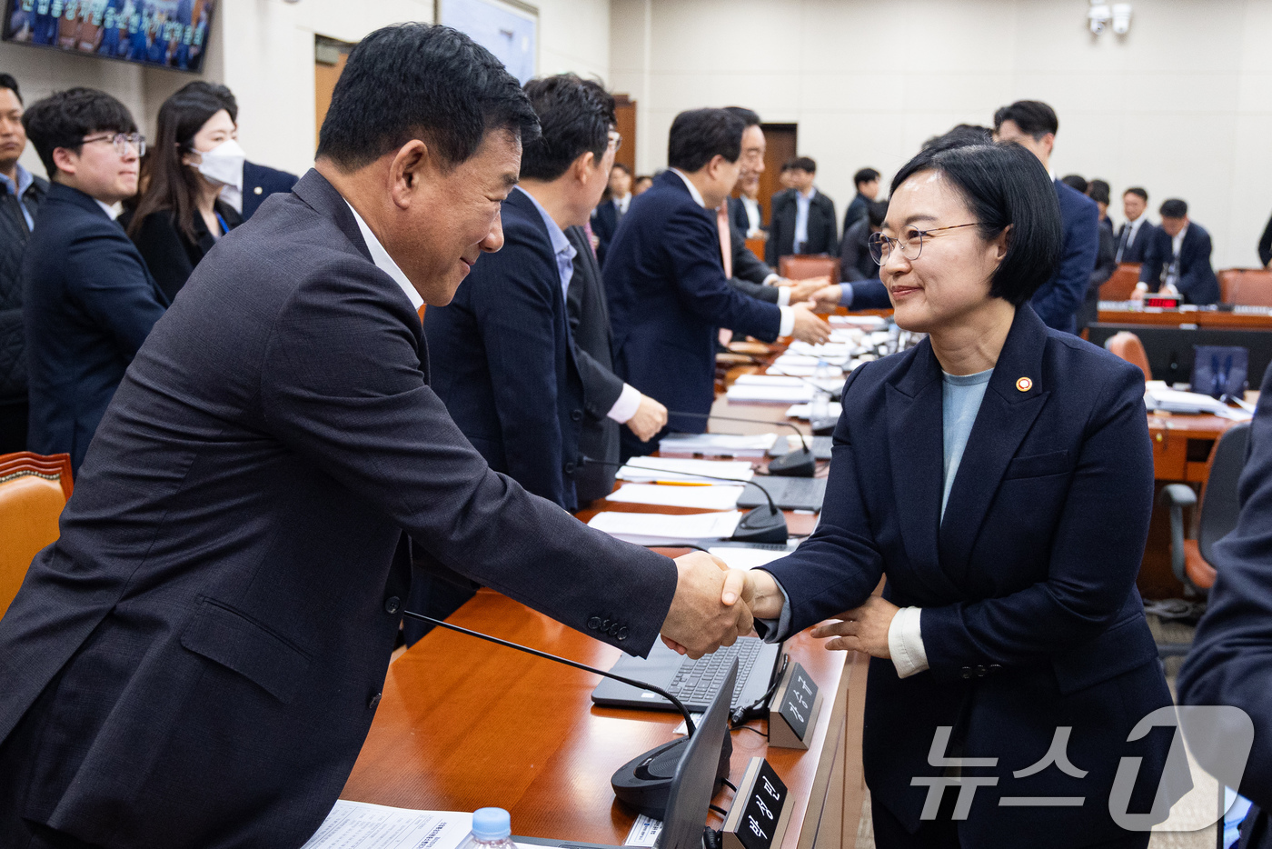 (서울=뉴스1) 유승관 기자 = 한성숙 중소벤처기업부 장관이 12일 서울 여의도 국회에서 열린 제433회 국회(임시회) 산업통상자원중소벤처기업위원회 제2차 전체회의 산회 후 박성민 …