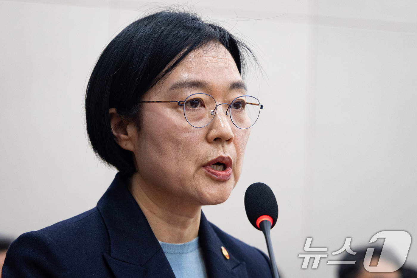 (서울=뉴스1) 유승관 기자 = 한성숙 중소벤처기업부 장관이 12일 서울 여의도 국회에서 열린 제433회 국회(임시회) 산업통상자원중소벤처기업위원회 제2차 전체회의에서 법안 의결 …