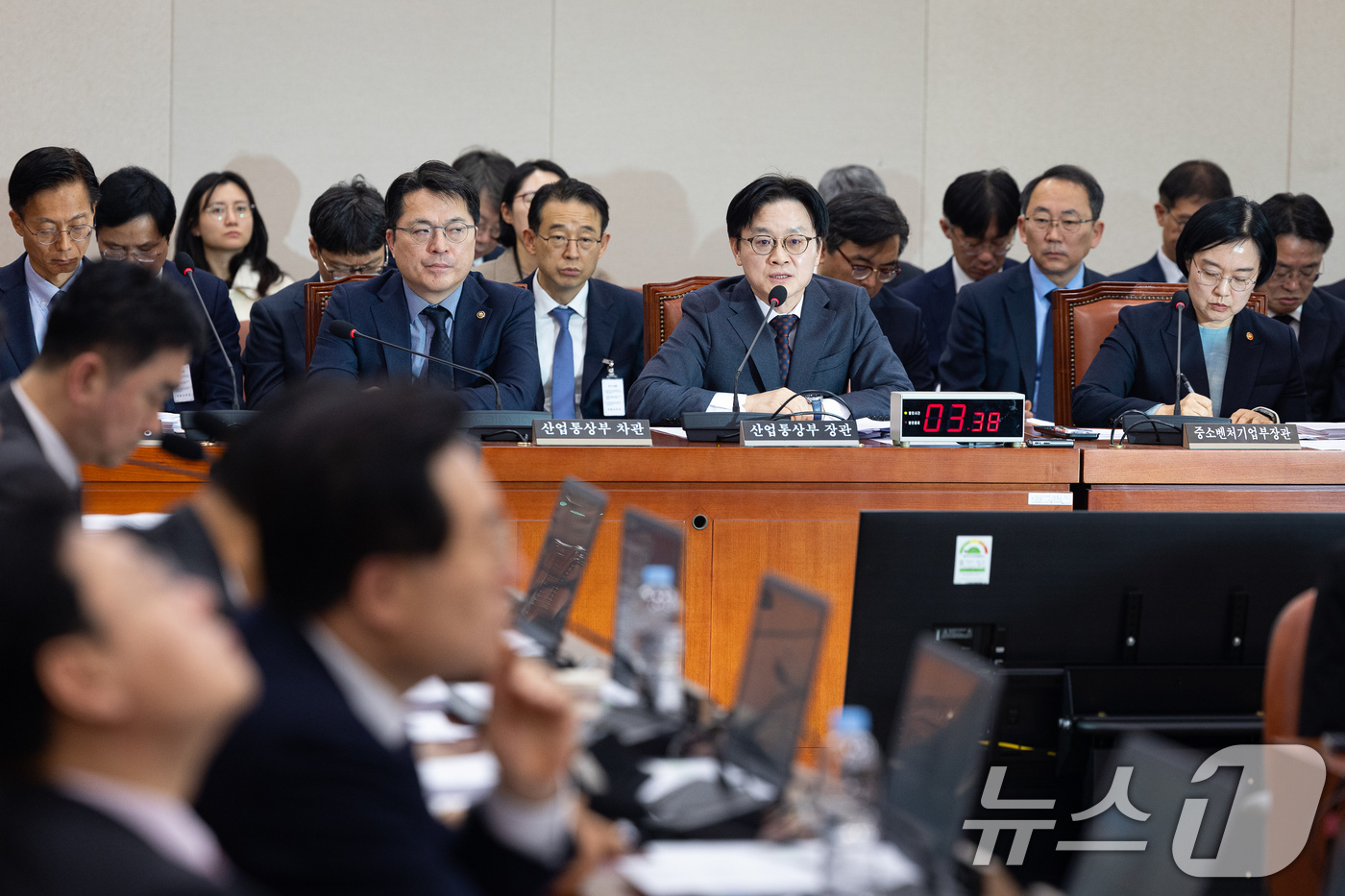 (서울=뉴스1) 유승관 기자 = 김정관 산업통상부 장관이 12일 서울 여의도 국회에서 열린 제433회 국회(임시회) 산업통상자원중소벤처기업위원회 제2차 전체회의에서 미국의 한국에 …