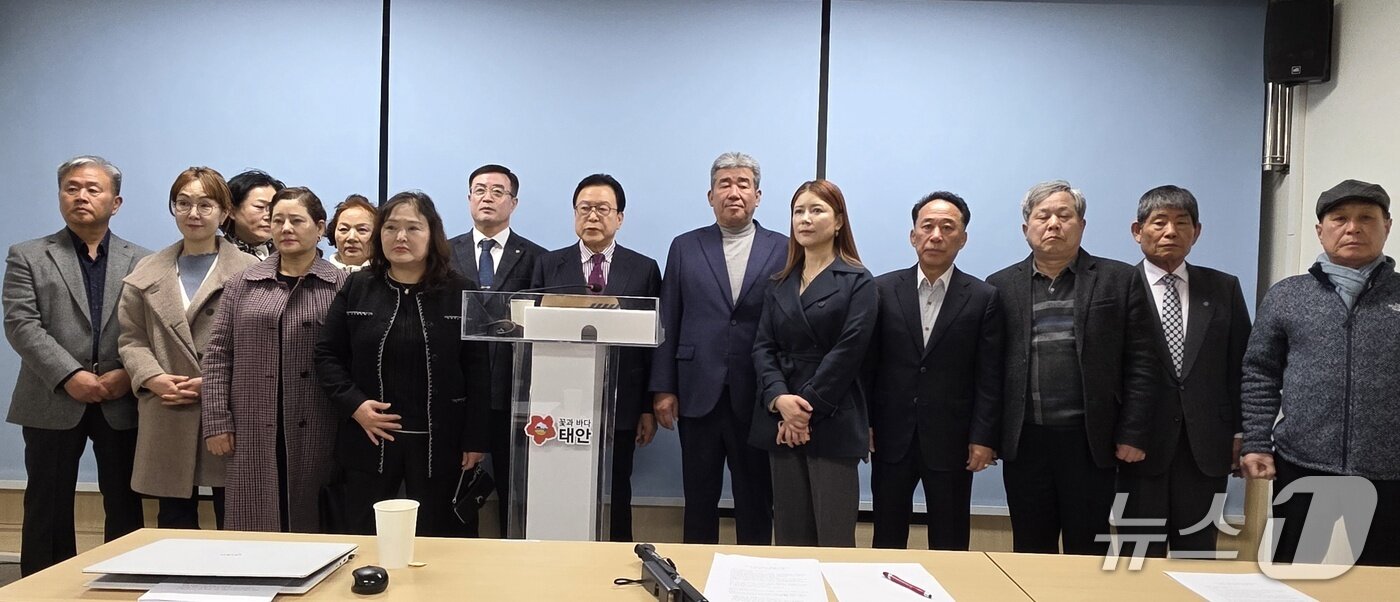본문 이미지 - 12일 태안군청 브리핑룸에서 김세호 전 태안군수가 지지자들과 함께 군수 출마 기자회견에 앞서 기념촬영을 하고 있다.(재판매 및 DB금지)2026.3.12 ⓒ 뉴스1 김태완 기자