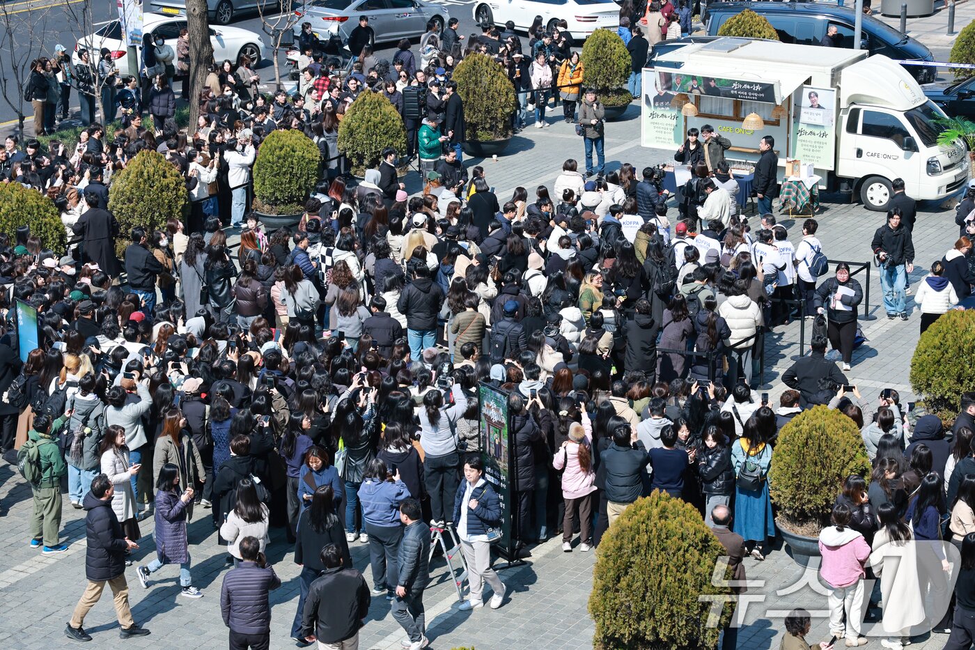 본문 이미지 - 영화 '왕과 사는 남자'의 장항준 감독이 12일 서울 중구 프레스센터 앞에서 1,200만 관객 돌파를 기념해 커피차를 마련, 팬들에게 커피를 나눠주고 있다. 2026.3.12 ⓒ 뉴스1 안은나 기자