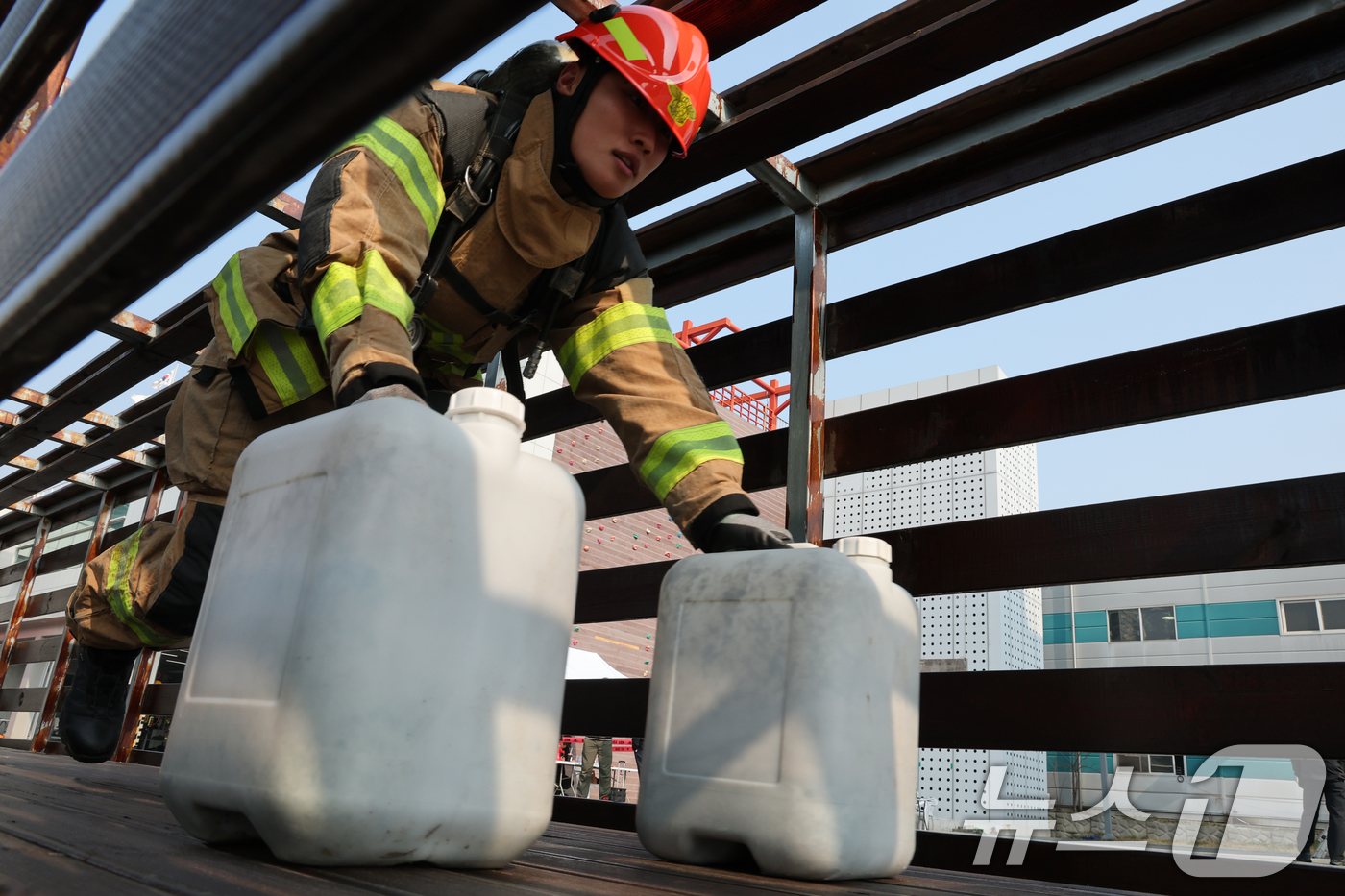 (대전=뉴스1) 김기태 기자 = 12일 대전 유성구 119특수대응단에서 열린 대전소방기술경연대회 최강소방관 종목에 참가한 소방관들이 기량을 뽐내고 있다.   2026.3.12/뉴스 …