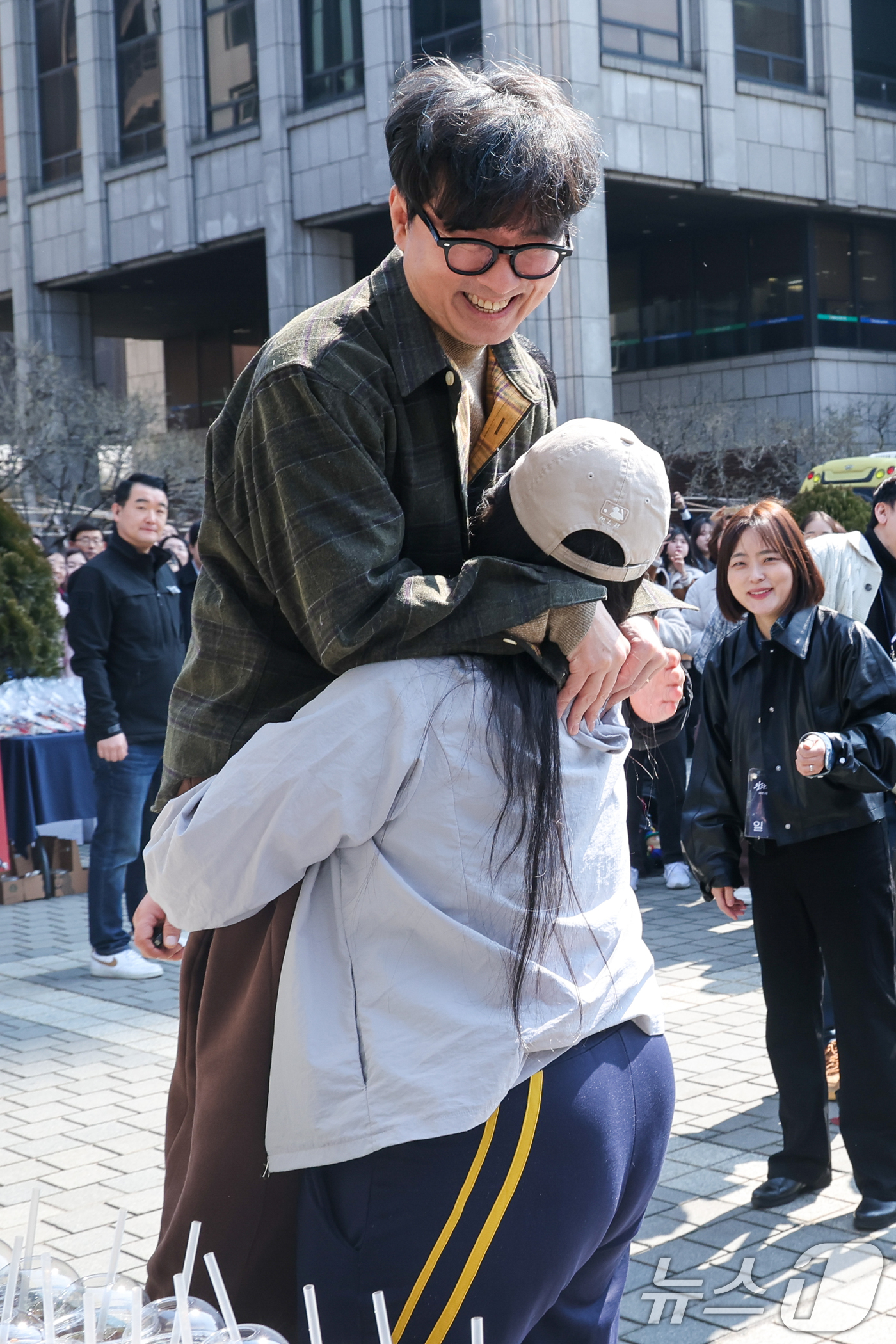 (서울=뉴스1) 안은나 기자 = 영화 '왕과 사는 남자'의 장항준 감독이 12일 서울 중구 프레스센터 앞에서 1,200만 관객 돌파를 기념해 커피차를 마련, 팬들에게 커피를 나눠주 …