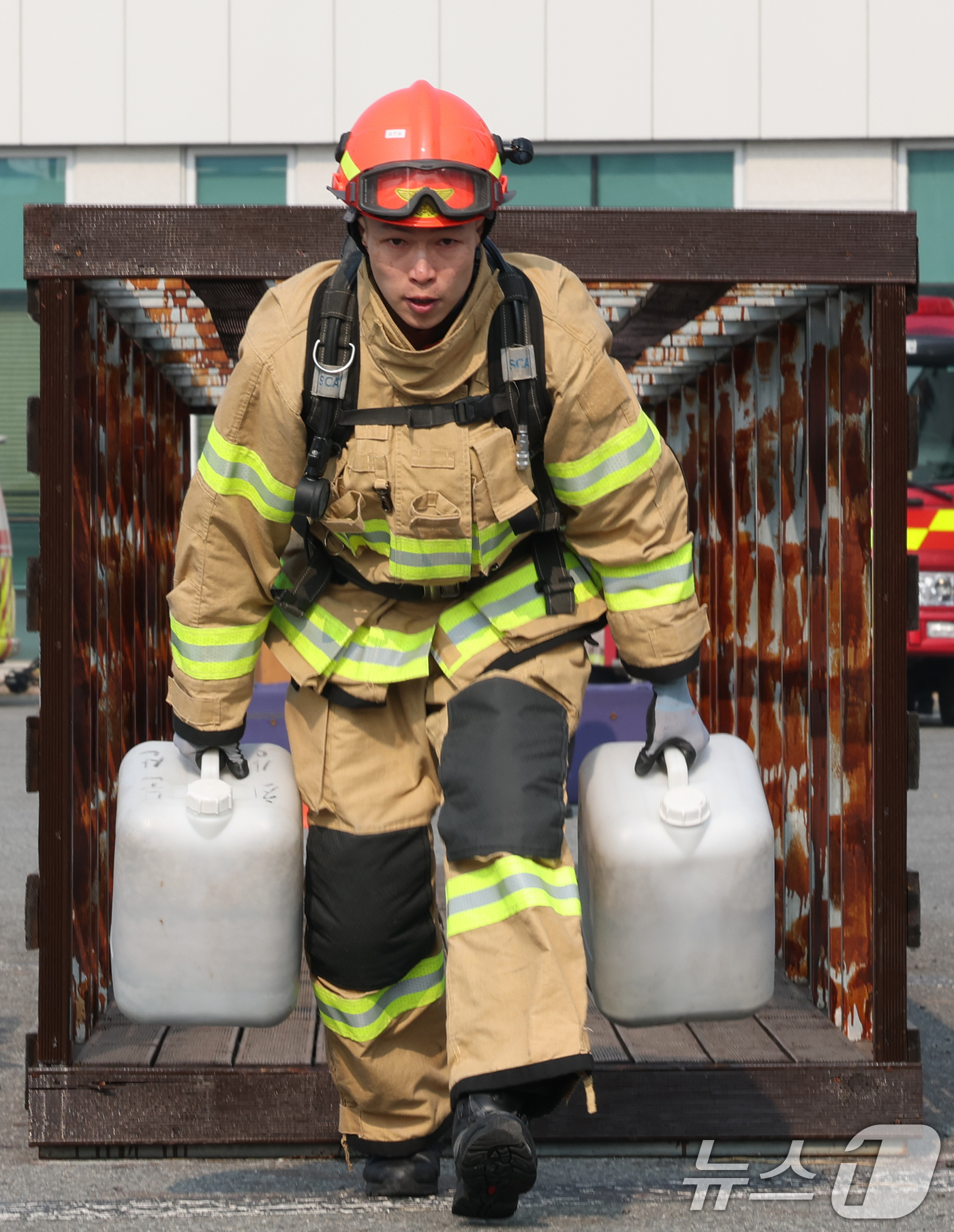 (대전=뉴스1) 김기태 기자 = 12일 대전 유성구 119특수대응단에서 열린 대전소방기술경연대회 최강소방관 종목에 참가한 소방관들이 기량을 뽐내고 있다.   2026.3.12/뉴스 …