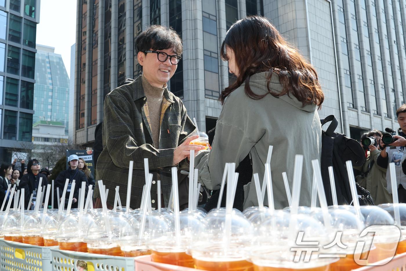 (서울=뉴스1) 안은나 기자 = 영화 '왕과 사는 남자'의 장항준 감독이 12일 서울 중구 프레스센터 앞에서 1,200만 관객 돌파를 기념해 커피차를 마련, 팬들에게 커피를 나눠주 …