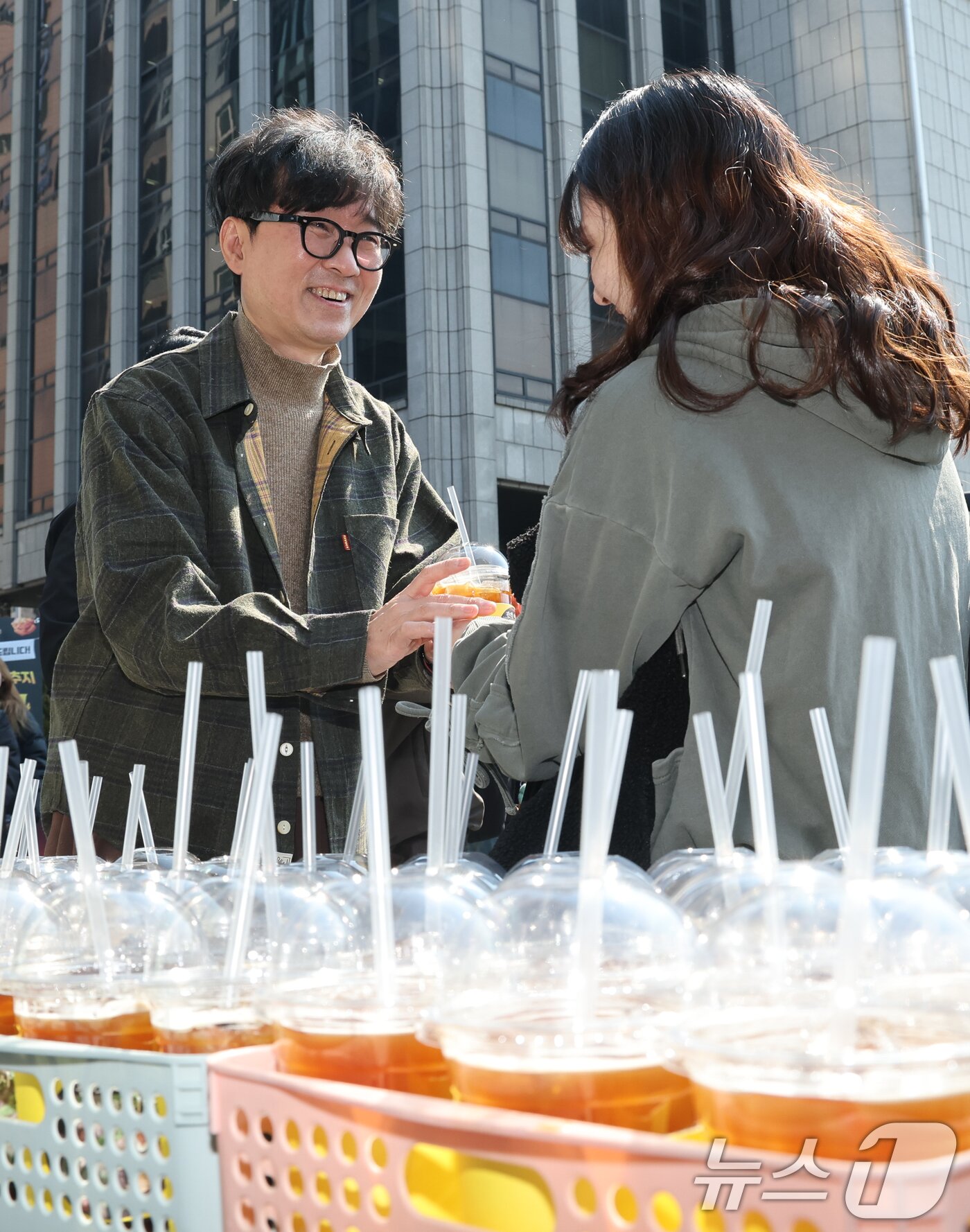 본문 이미지 - 영화 '왕과 사는 남자'의 장항준 감독이 12일 서울 중구 프레스센터 앞에서 1,200만 관객 돌파를 기념해 커피차를 마련, 팬들에게 커피를 나눠주고 있다. 2026.3.12 ⓒ 뉴스1 안은나 기자