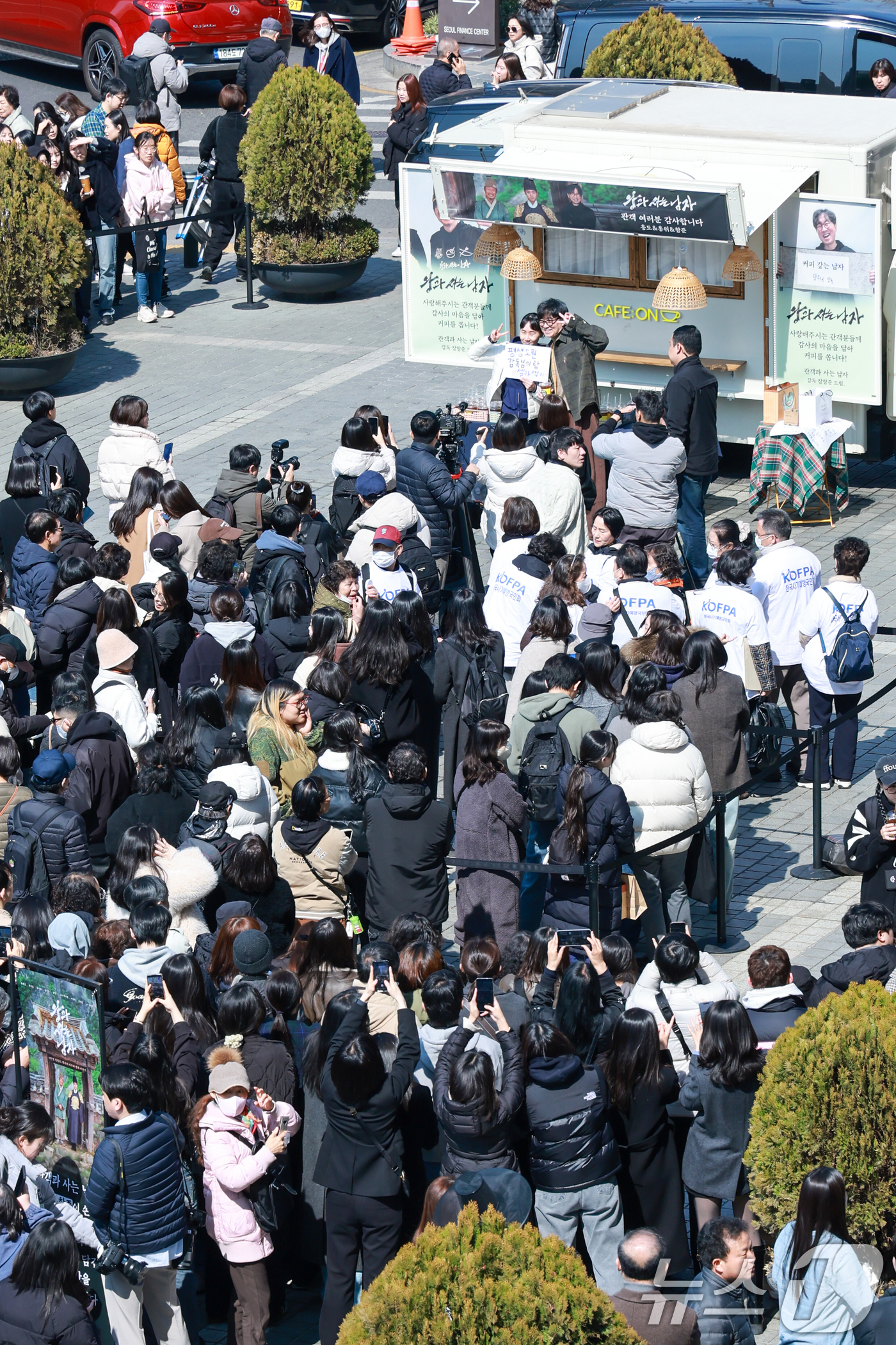 (서울=뉴스1) 안은나 기자 = 영화 '왕과 사는 남자'의 장항준 감독이 12일 서울 중구 프레스센터 앞에서 1,200만 관객 돌파를 기념해 커피차를 마련, 팬들에게 커피를 나눠주 …