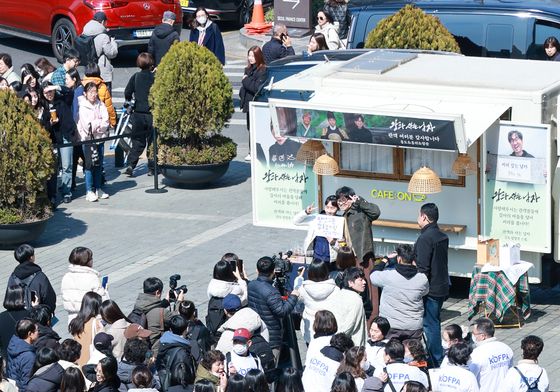 '왕사남' 열풍, 커피차 쏜 장항준 감독