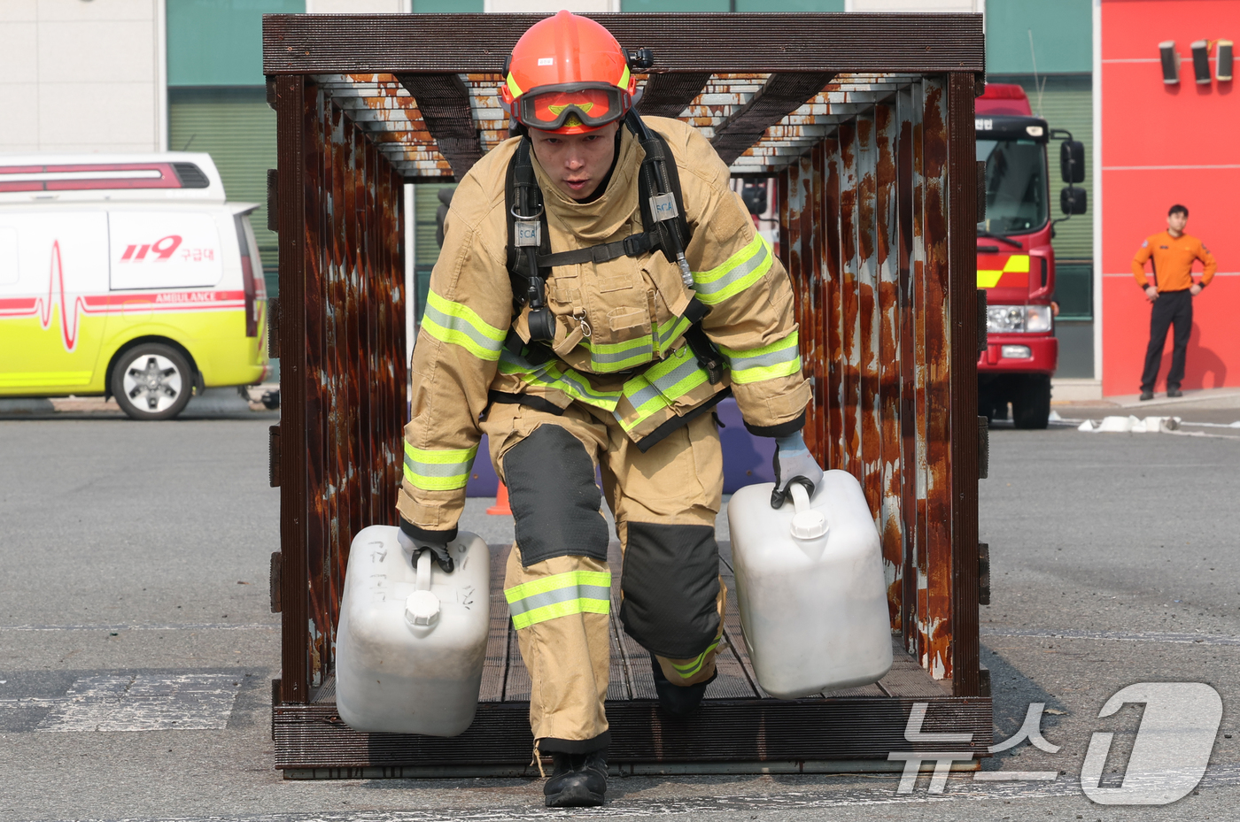 (대전=뉴스1) 김기태 기자 = 12일 대전 유성구 119특수대응단에서 열린 대전소방기술경연대회 최강소방관 종목에 참가한 소방관들이 기량을 뽐내고 있다.   2026.3.12/뉴스 …