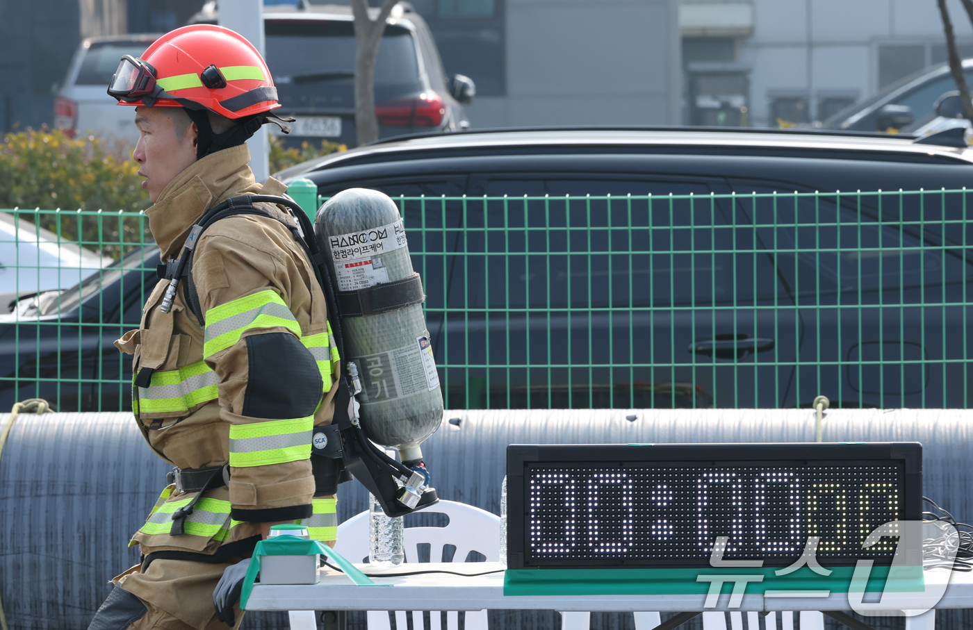 (대전=뉴스1) 김기태 기자 = 12일 대전 유성구 119특수대응단에서 열린 대전소방기술경연대회 최강소방관 종목에 참가한 소방관이 경기 시작에 앞서 잠시 휴식하고 있다.   202 …