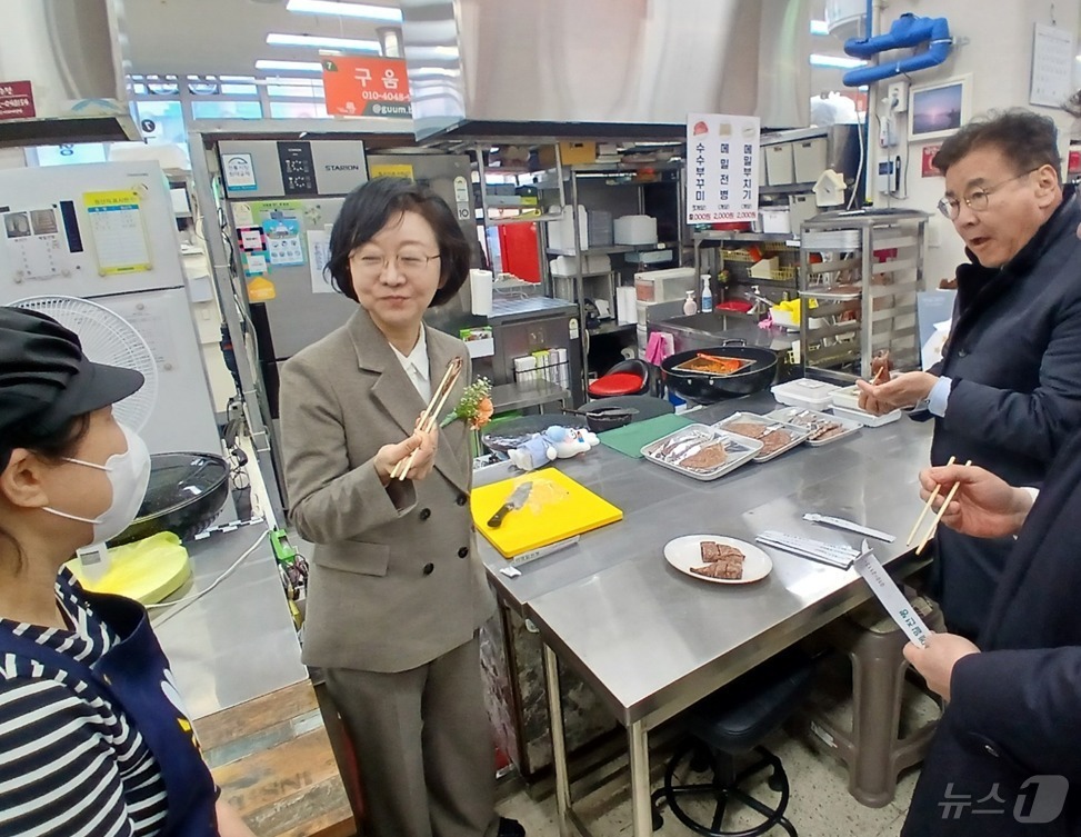 (영월=뉴스1) 신관호 기자 = 식품의약품안전처(식약처)가 12일 강원 영월중앙시장을 식품안전구역으로 지정한 가운데,  오유경 식약처장과 최명서 영월군수가 영월중앙시장을 찾아 식당 …