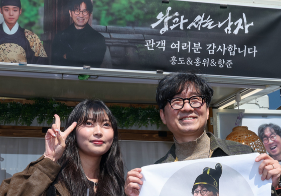 '왕과 사는 남자' 열풍, 커피차 쏜 장항준 감독