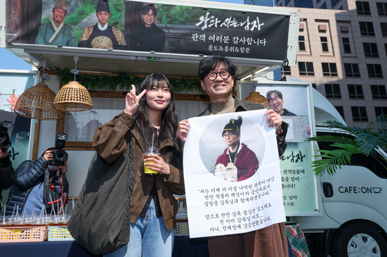 '왕사남' 열풍, 커피차로 관객들 만난 장항준 감독