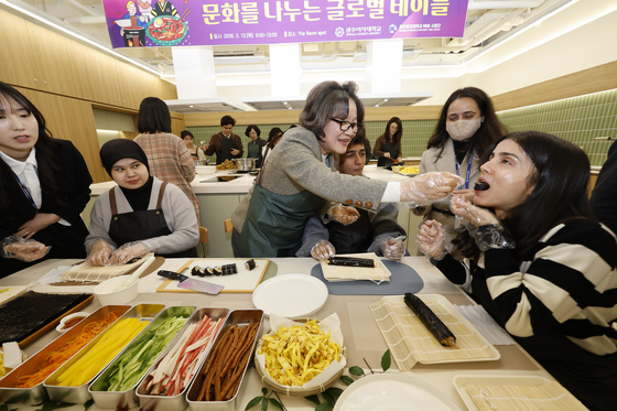 "직접 만든 김밥 맛있지요"