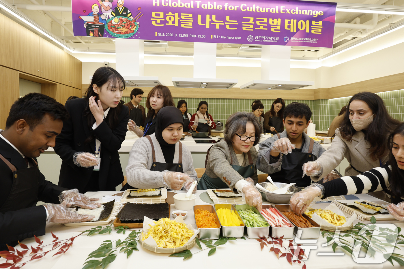 (광주=뉴스1) 김태성 기자 = 광주여자대학교(총장 이선재)는 12일 황룡관에서 외국인 유학생들의 한국 문화 이해와 교류활성화를 위해 글로벌 공유 워크숍 '문화를 나누는 글로벌 테 …