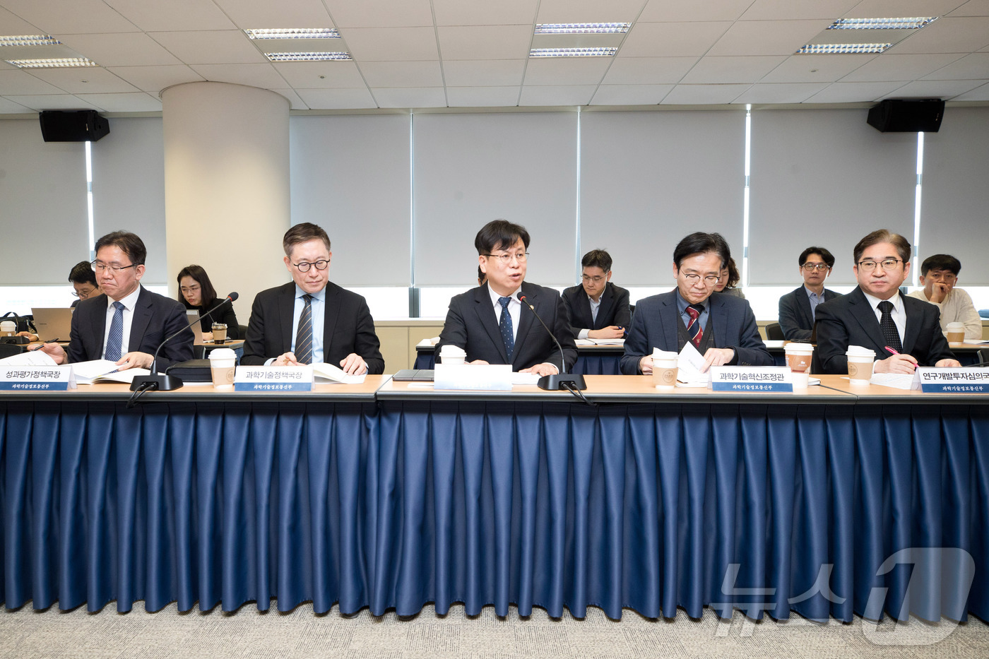 (서울=뉴스1) = 박인규 과학기술정보통신부 과학기술혁신본부장이 12일 오전 서울 종로구 광화문교보빌딩 국가과학기술자문회의 대회의실에서 출입기자들과 간담회를 하고 있다. 왼쪽부터 …