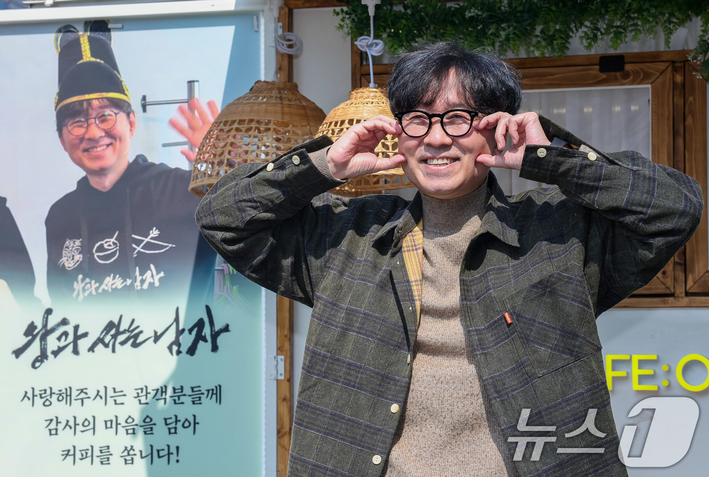 (서울=뉴스1) 안은나 기자 = 영화 '왕과 사는 남자'의 장항준 감독이 12일 서울 중구 프레스센터 앞에서 1,200만 관객 돌파를 기념해 커피차를 마련, 팬들에게 커피를 나눠주 …