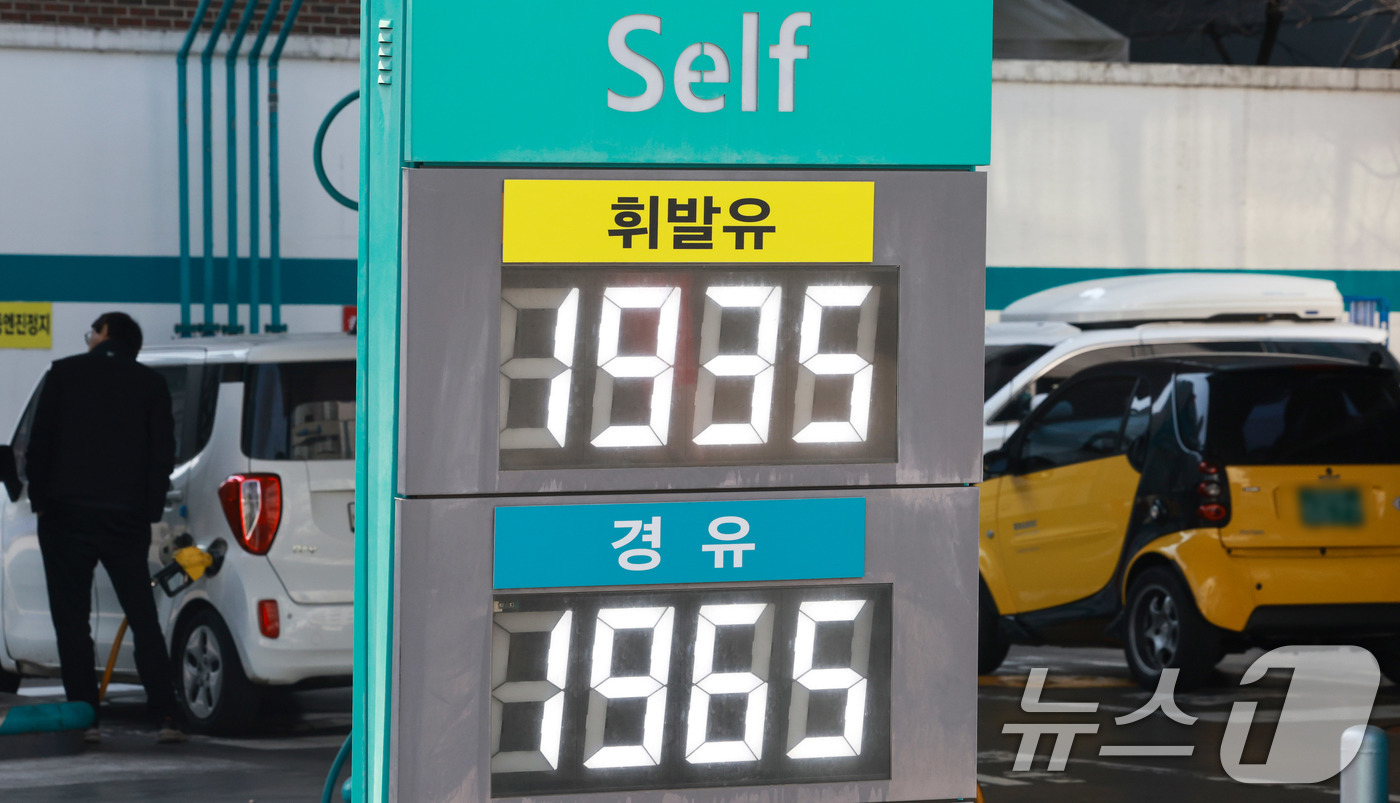 (서울=뉴스1) 이호윤 기자 = 12일 서울의 한 주유소에 유류 가격이 표시돼 있다.정부는 이번주 내 정유사의 공급가를 통제하는 방식의 석유류 최고가격제 시행을 앞두고 있다. 20 …