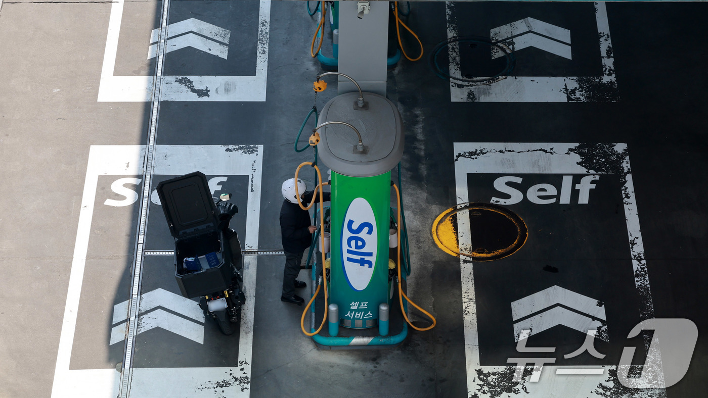 (서울=뉴스1) 이호윤 기자 = 12일 서울의 한 주유소에 유류 가격이 표시돼 있다.정부는 이번주 내 정유사의 공급가를 통제하는 방식의 석유류 최고가격제 시행을 앞두고 있다. 20 …