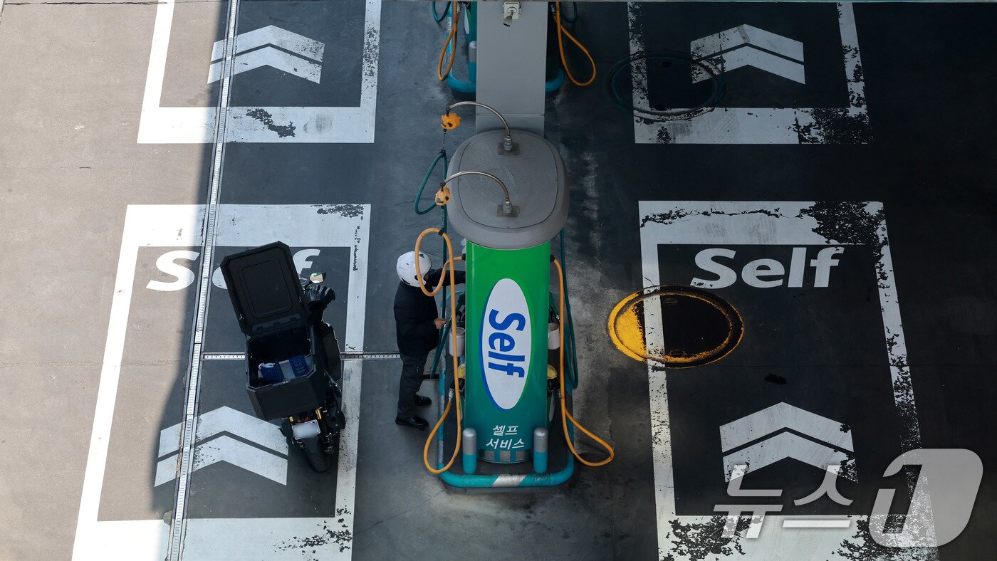 본문 이미지 - 12일 서울의 한 주유소에 유류 가격이 표시돼 있다. 정부는 이번주 내 정유사의 공급가를 통제하는 방식의 석유류 최고가격제 시행을 앞두고 있다. 2026.3.12 ⓒ 뉴스1 이호윤 기자