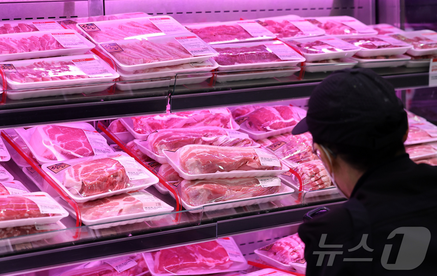 (서울=뉴스1) 김성진 기자 = 고물가 흐름에 '삼겹살'보다 '다리 살'의 인기가 높아지고 있다.12일 축산물품질평가원에 따르면 지난해 국내산 삼겹살 판매량은 520만6천984㎏으 …