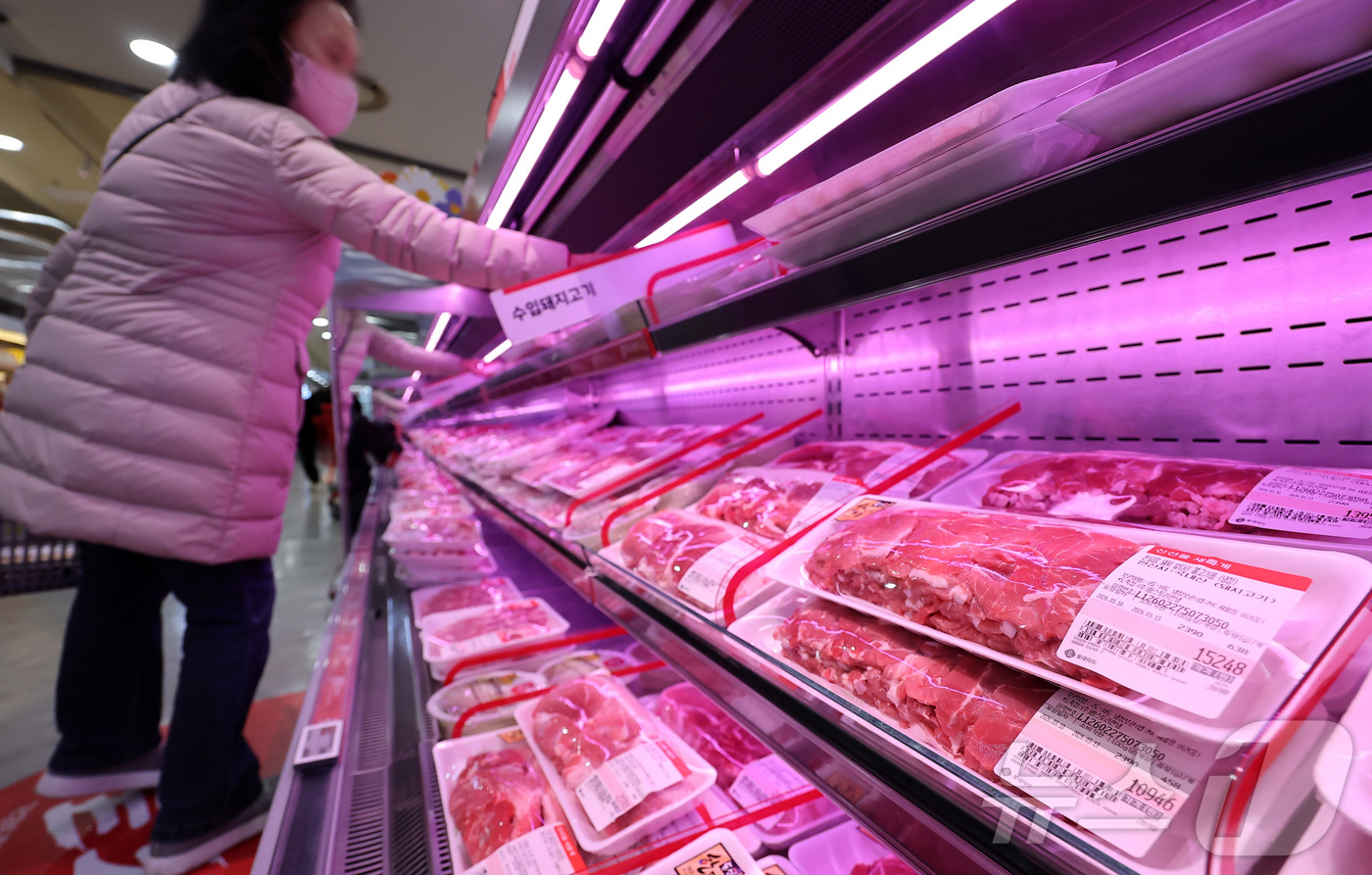 (서울=뉴스1) 김성진 기자 = 고물가 흐름에 '삼겹살'보다 '다리 살'의 인기가 높아지고 있다.12일 축산물품질평가원에 따르면 지난해 국내산 삼겹살 판매량은 520만6천984㎏으 …