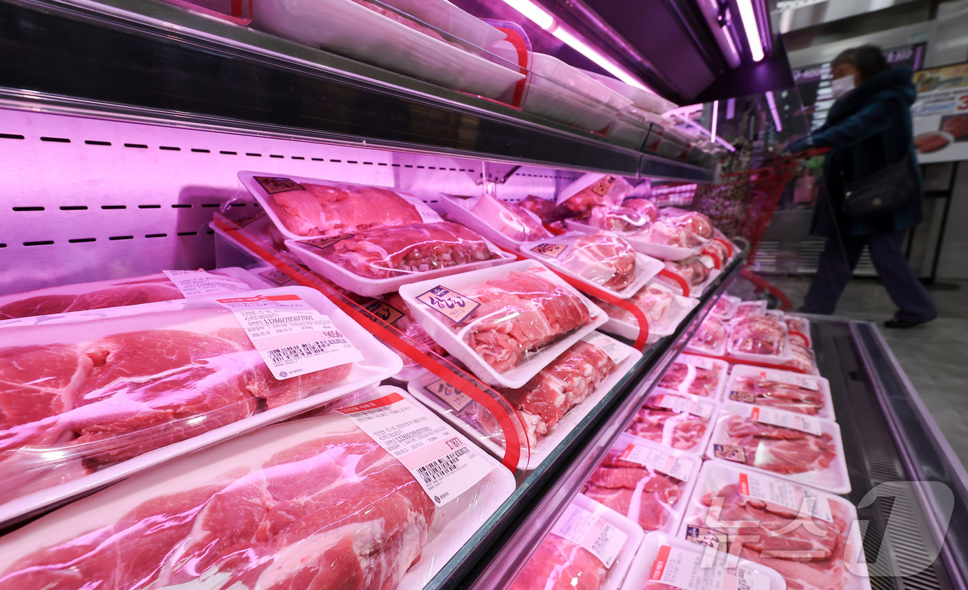 (서울=뉴스1) 김성진 기자 = 고물가 흐름에 '삼겹살'보다 '다리 살'의 인기가 높아지고 있다.12일 축산물품질평가원에 따르면 지난해 국내산 삼겹살 판매량은 520만6천984㎏으 …