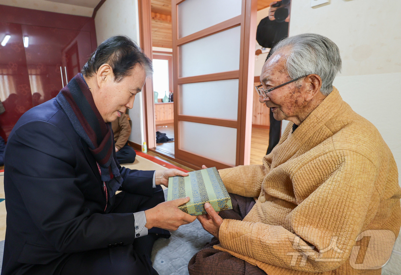 (서울=뉴스1) = 권오을 국가보훈부 장관이 12일 오전 제주지역 보훈현장 소통 행보를 위해 제주시 서귀포시에 위치한 생존 독립유공자인 강태선 애국지사의 자택을 방문해 강 지사에게 …