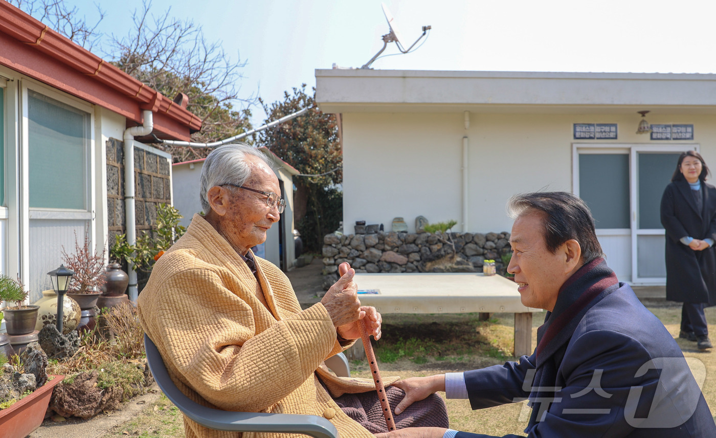 (서울=뉴스1) = 권오을 국가보훈부 장관이 12일 오전 제주지역 보훈현장 소통 행보를 위해 제주시 서귀포시에 위치한 생존 독립유공자인 강태선 애국지사의 자택을 방문해 강 지사를 …
