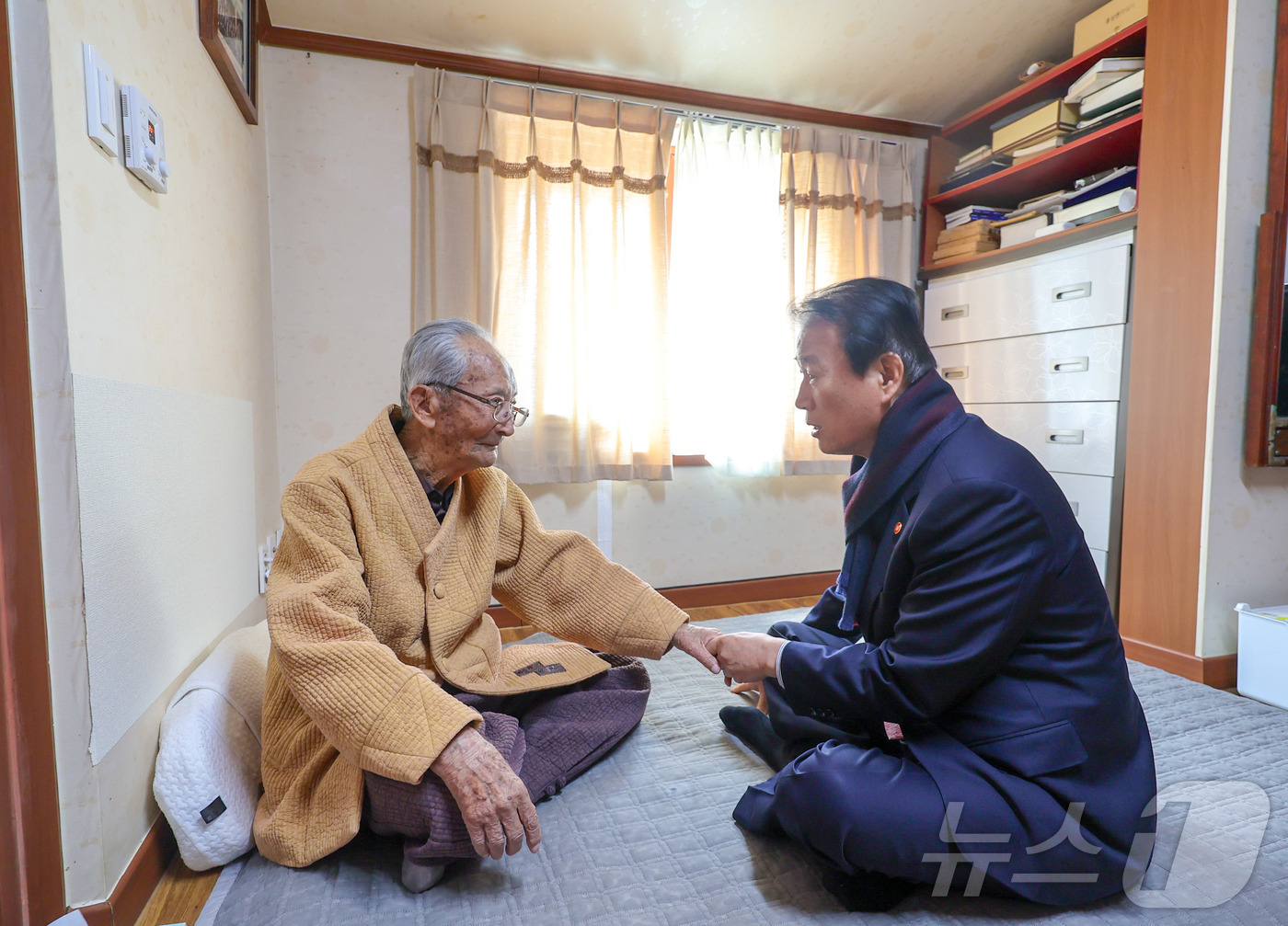 (서울=뉴스1) = 권오을 국가보훈부 장관이 12일 오전 제주지역 보훈현장 소통 행보를 위해 제주시 서귀포시에 위치한 생존 독립유공자인 강태선 애국지사의 자택을 방문해 강 지사를 …