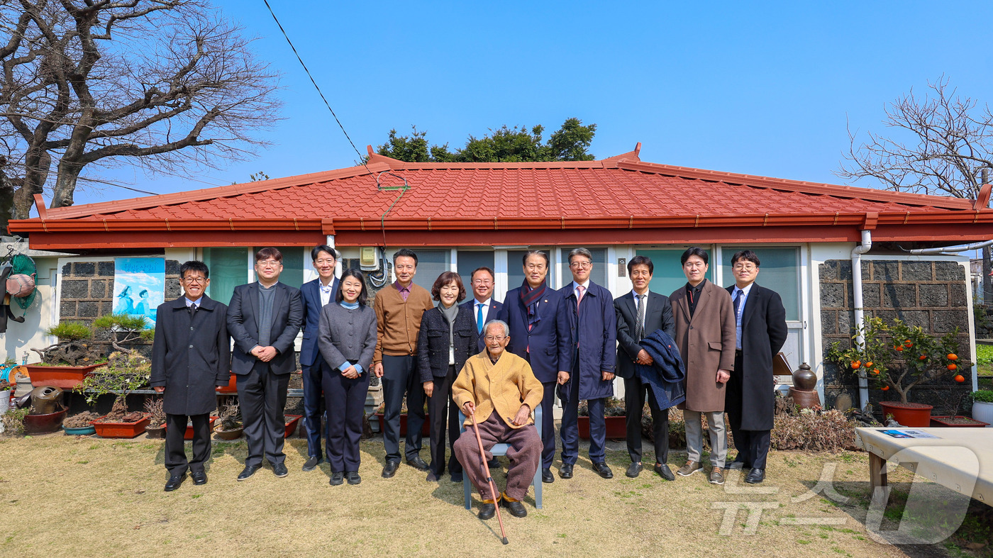 (서울=뉴스1) = 권오을 국가보훈부 장관이 12일 오전 제주지역 보훈현장 소통 행보를 위해 제주시 서귀포시에 위치한 생존 독립유공자인 강태선 애국지사의 자택을 방문해 강 지사를 …