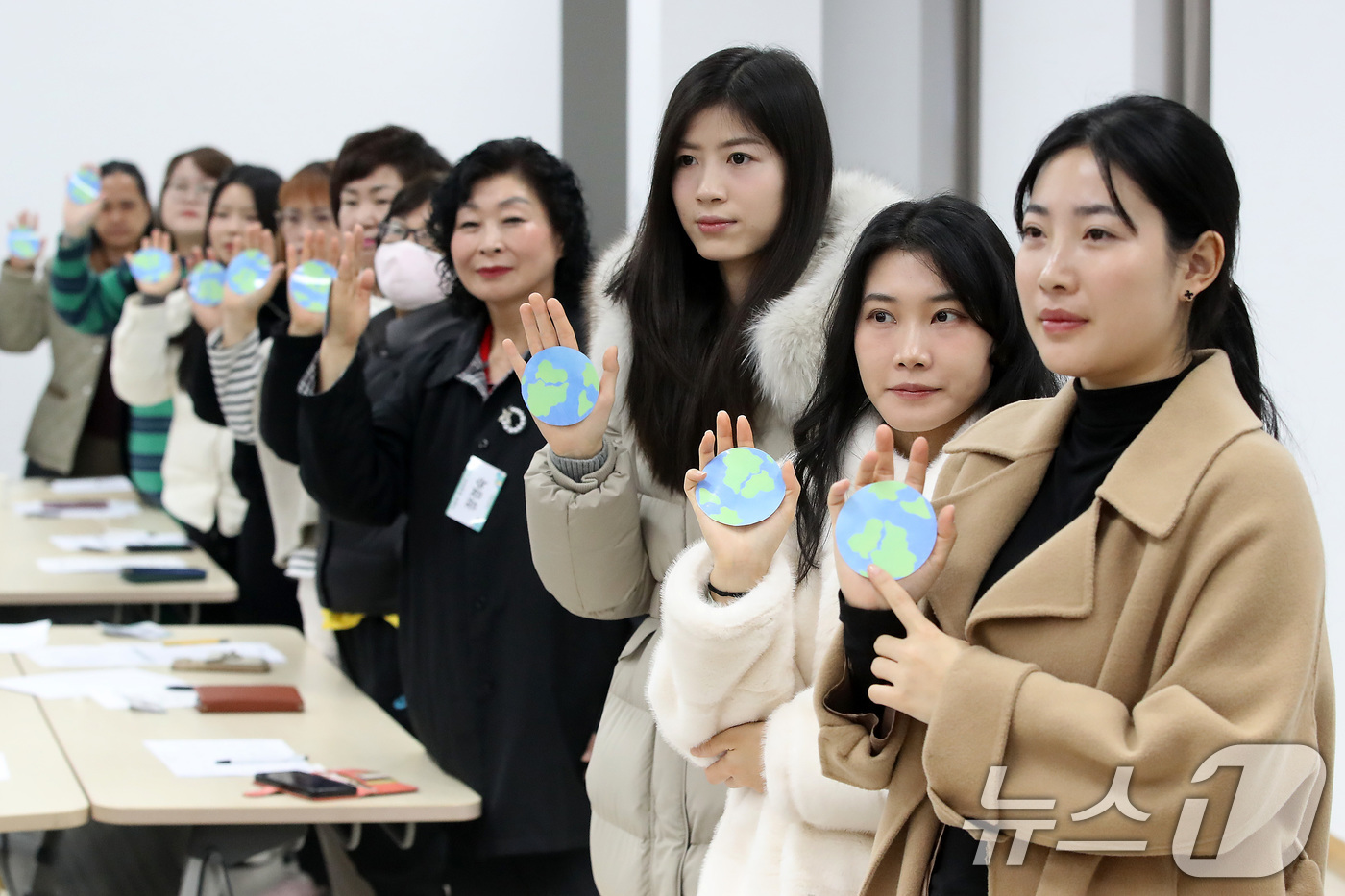 (대구=뉴스1) 공정식 기자 = 12일 대구 달서구가족센터에서 열린 '다문화 환경리더 초록쌤' 발대식에서 주민과 결혼이주여성 등 다문화가족들이 지구 환경지킴이 역할에 최선을 다할 …