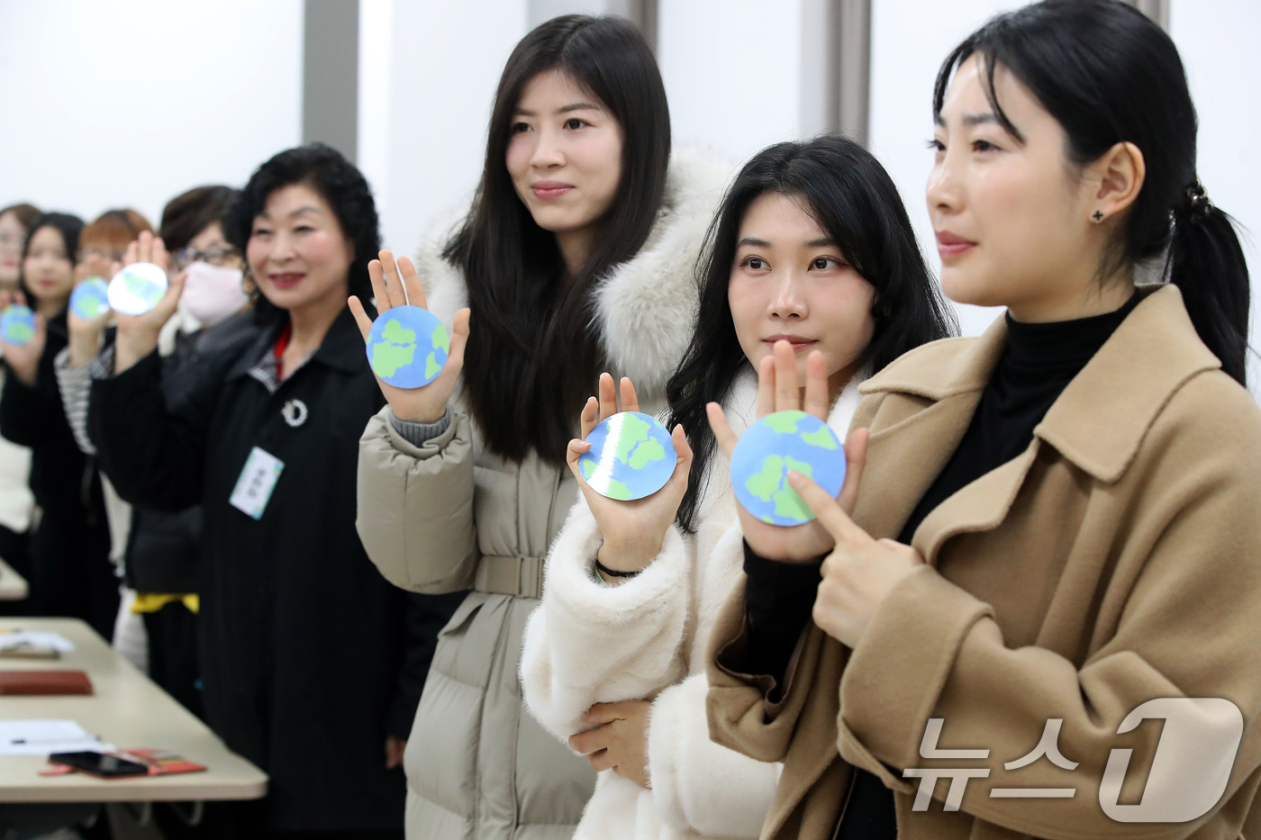 (대구=뉴스1) 공정식 기자 = 12일 대구 달서구가족센터에서 열린 '다문화 환경리더 초록쌤' 발대식에서 주민과 결혼이주여성 등 다문화가족들이 지구 환경지킴이 역할에 최선을 다할 …