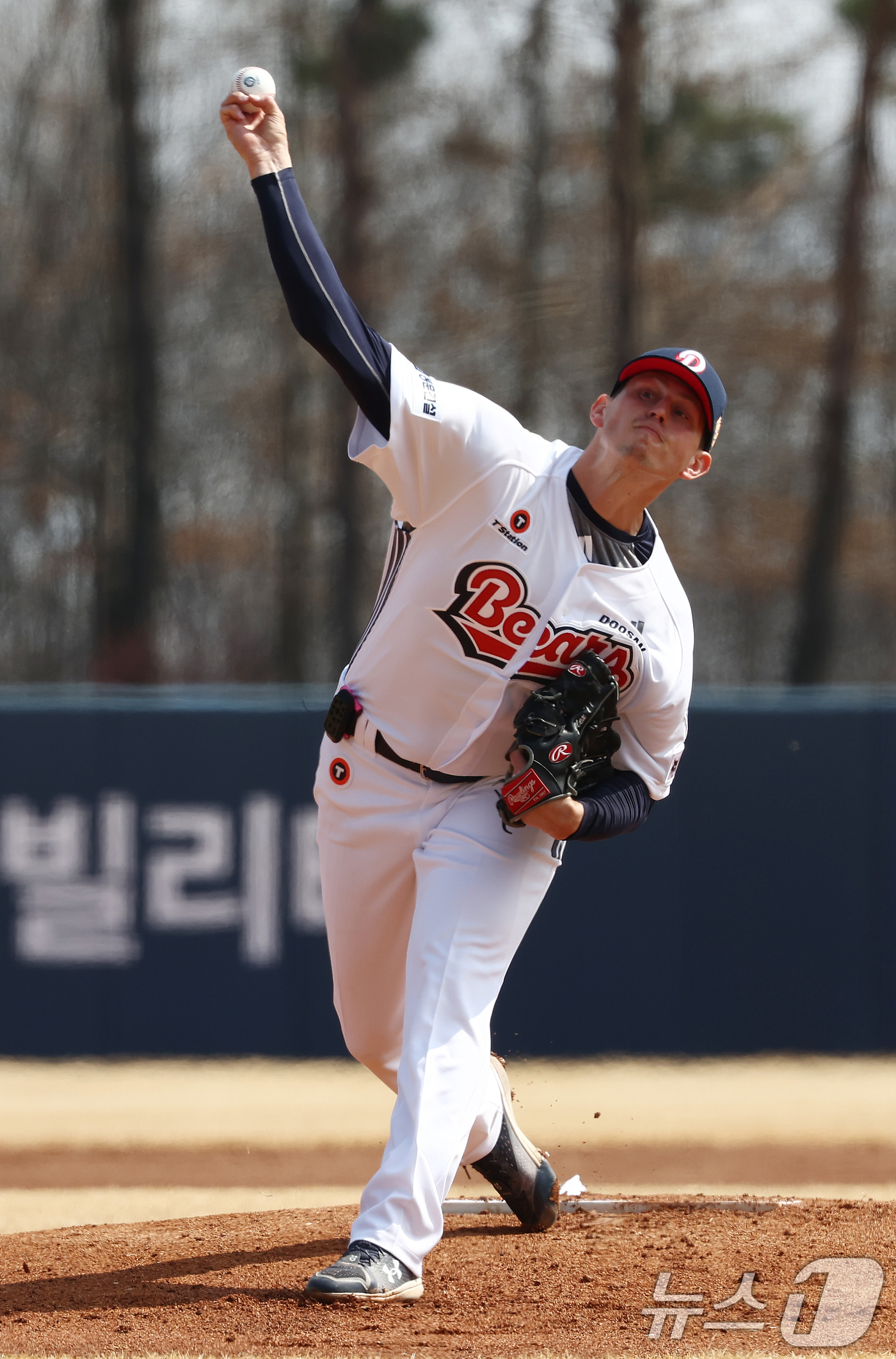 (이천=뉴스1) 김민지 기자 = 12일 오후 경기도 이천 두산베어스파크에서 열린 '2026 신한 SOL KBO리그' 시범경기 두산 베어스와 키움 히어로즈의 경기에서 두산 선발 크리 …